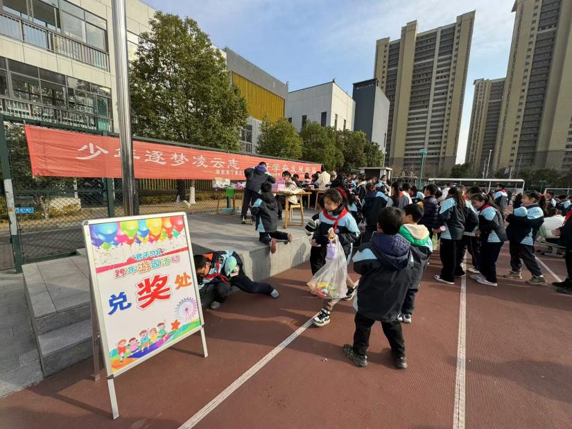 满媛 游园会 报道(1)_html_39bd4ccb.jpg