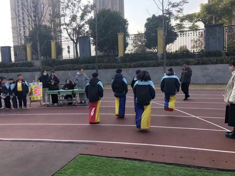 满媛 游园会 报道(1)_html_m89bca9.jpg