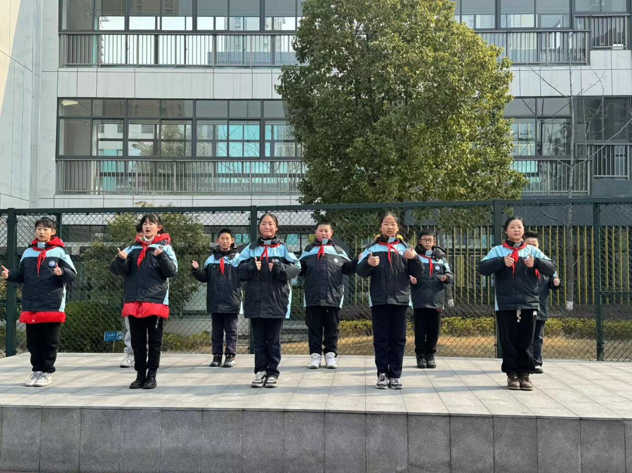 第二周升旗仪式报道稿_html_m69677a3c.jpg