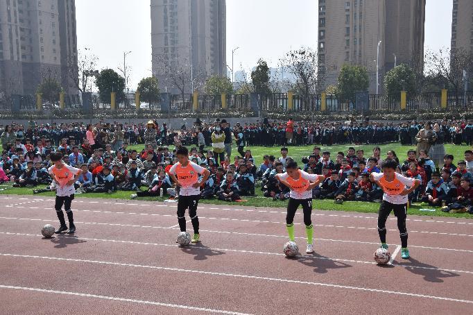 【正学丁三】“竞技绿茵，闪亮人生”——南京市丁家庄第三小学第三届校园足球春季联赛开幕式活动侧记_html_7cee28f6.jpg
