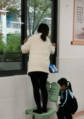 【正学丁三·德育】家校齐心协力，共建美丽校园——丁家庄第三小学大扫除活动侧记_html_69eac776.png