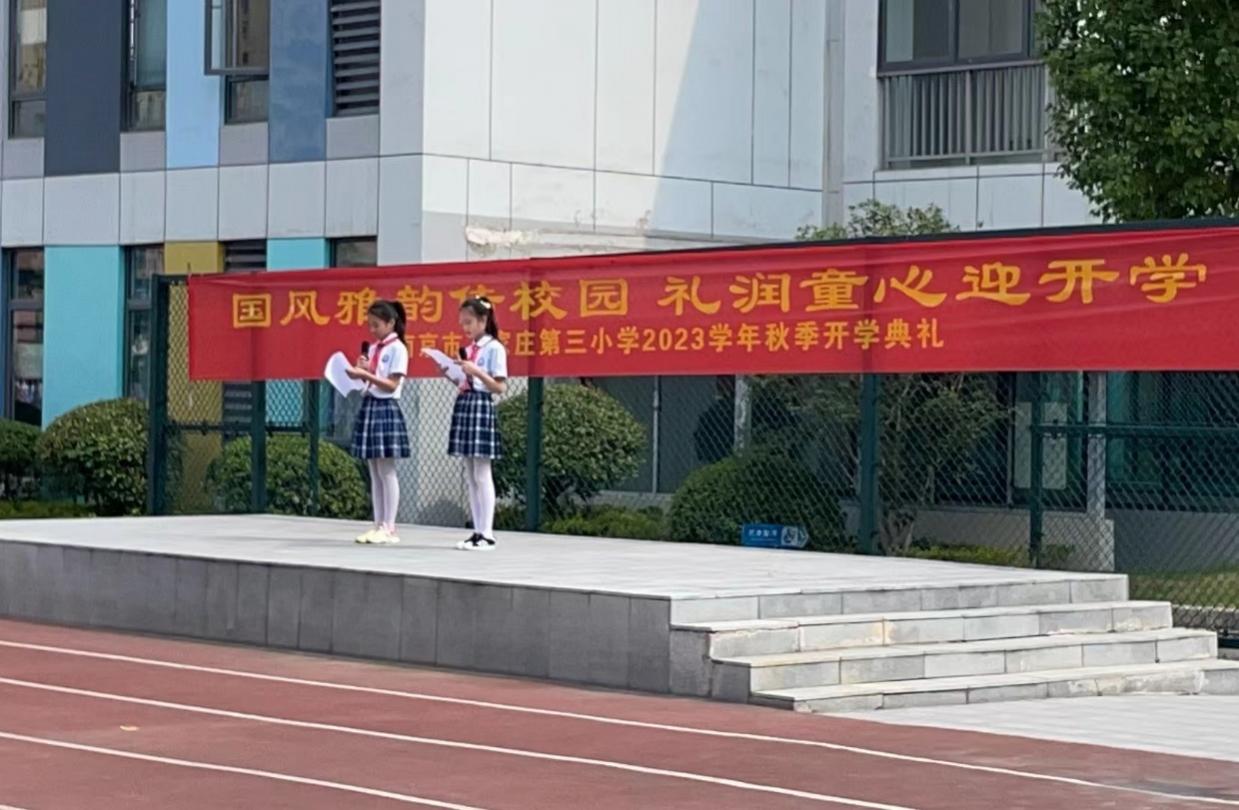 第二周升旗仪式报道稿_html_71f75ff1.jpg