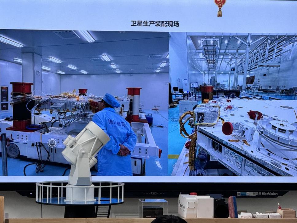 【正学丁三·德育】格物致知  叩问苍穹——南京市丁家庄第三小学第十八期“家长进课堂”活动_html_7277510d.jpg