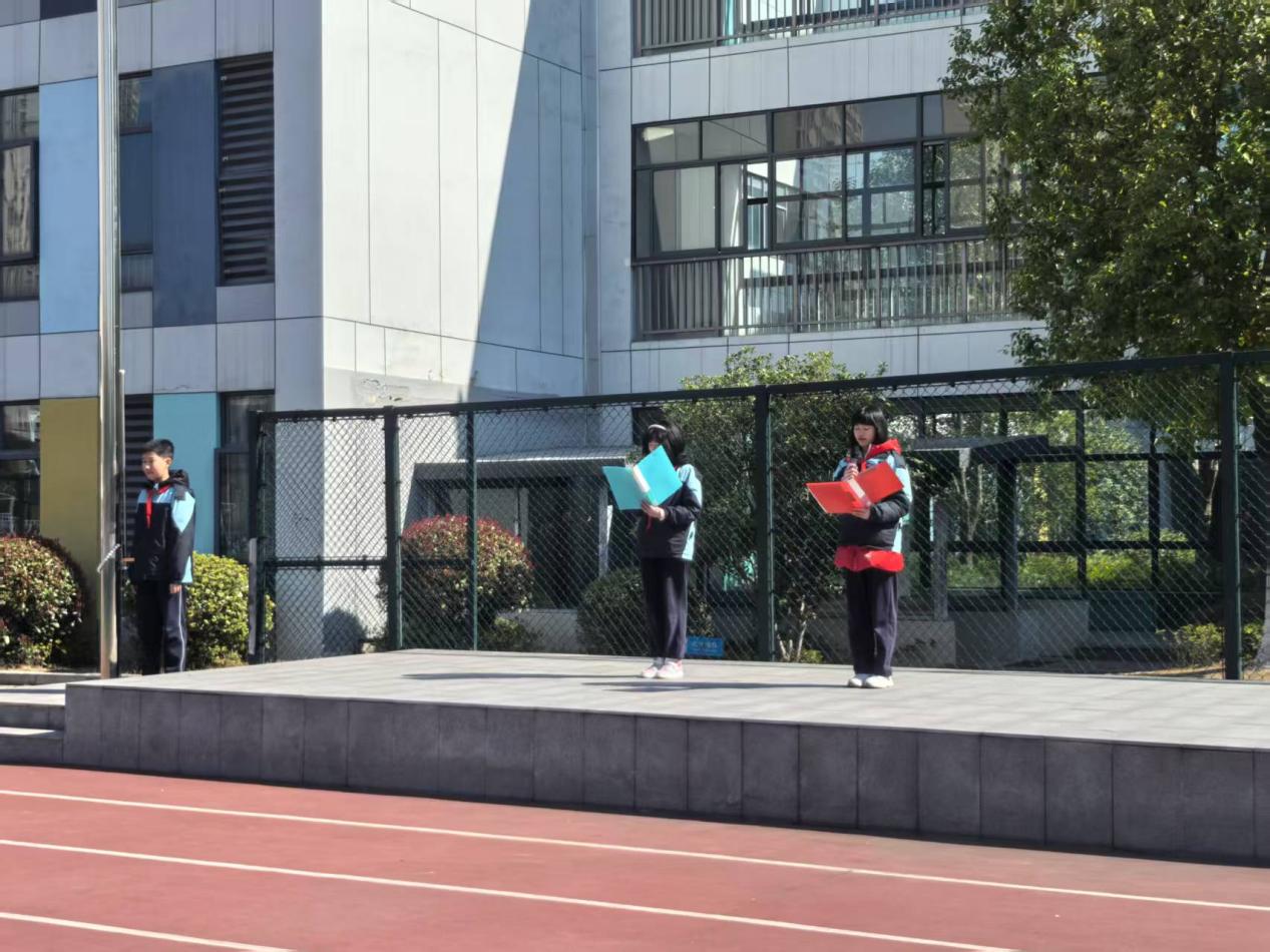 升旗仪式报道(1)_html_m63d1ea85.jpg