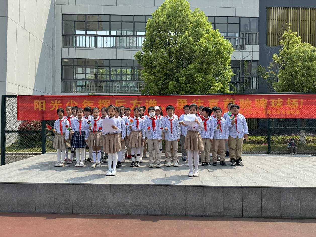 母亲节升旗仪式新闻稿_html_m397265b0.jpg
