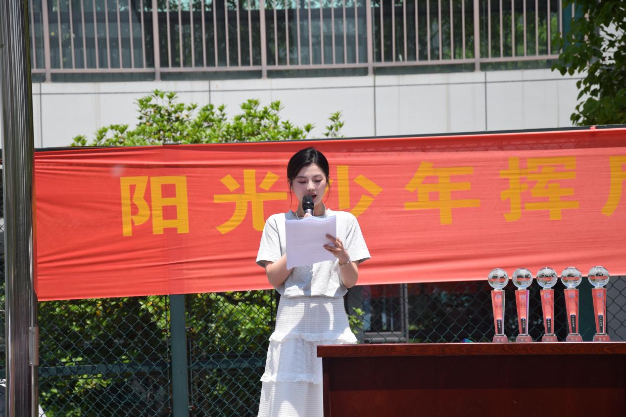 驰骋绿茵，“足”够精彩。 足球节闭幕式报道(1)_html_37aa6189.jpg