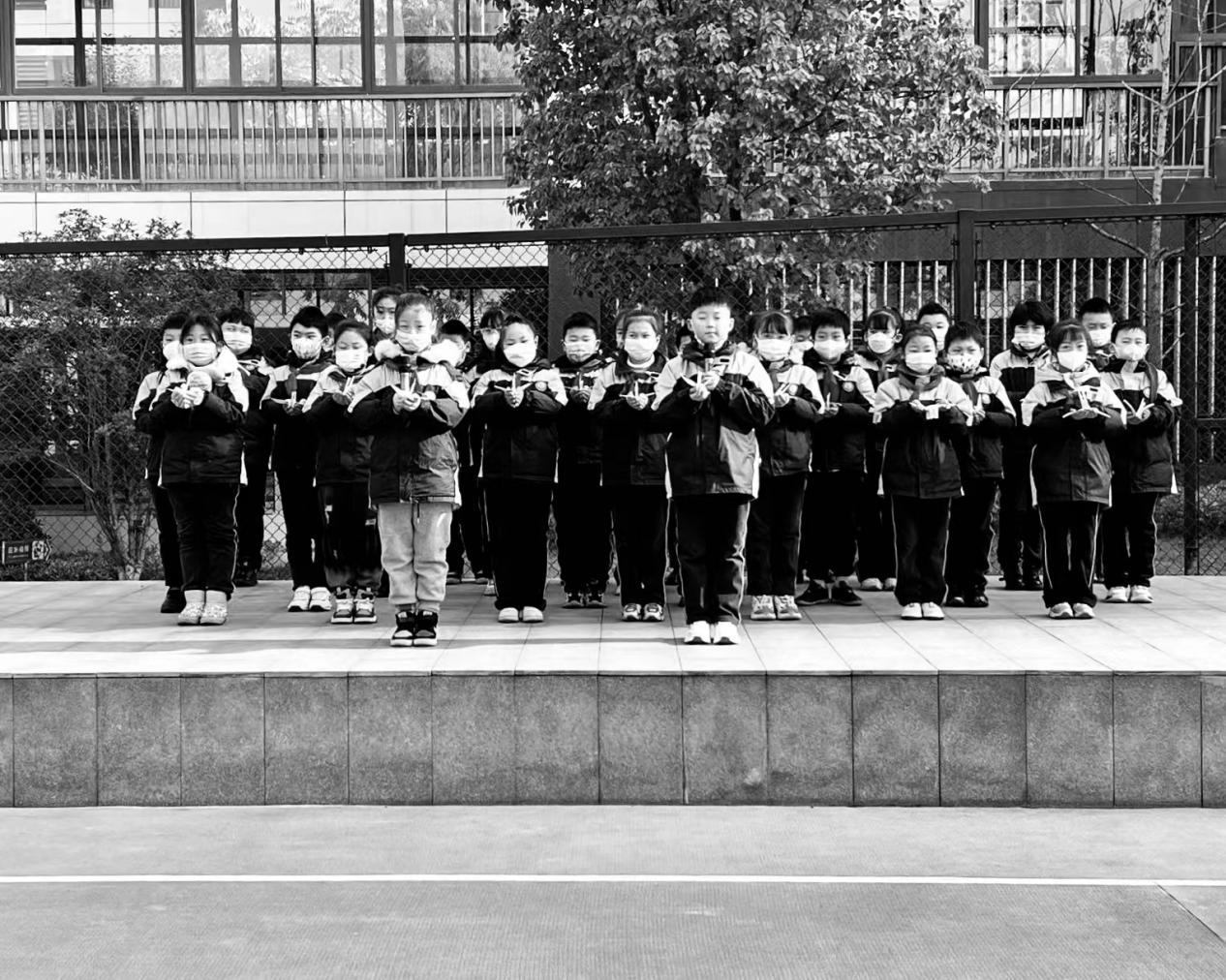 【正学丁三】国家公祭日，缅怀永不忘——丁家庄第三小学第十六周主题升旗仪式_html_m495f72bd.jpg