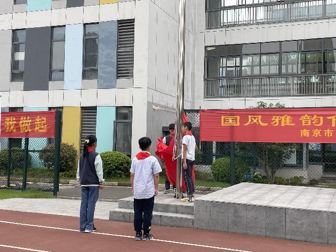 【正学丁三】“与国同庆，与国同行”——南京市丁家庄第三小学第一学期国庆主题升旗仪式侧记 _html_2064c7dd.jpg