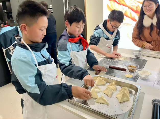 【正学丁三·德育】“劳动桥梁跨家校，润心铺路向未来”——南京市丁家庄第三小学开展劳动周主题系列活动侧记_html_m7c10738d.png