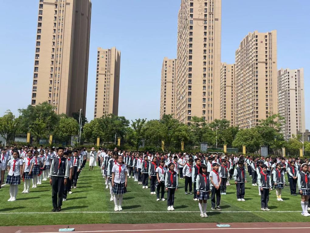 【正学丁三&middot;德育】“感恩母爱，温暖同行”——丁家庄第三小学第十二周母亲节主题升旗仪式侧记_html_d8f2ea4.jpg