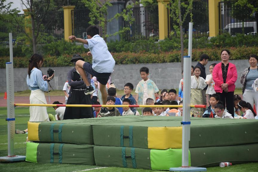 多彩展示庆六一  同心共育阳光娃_html_6f246733.jpg