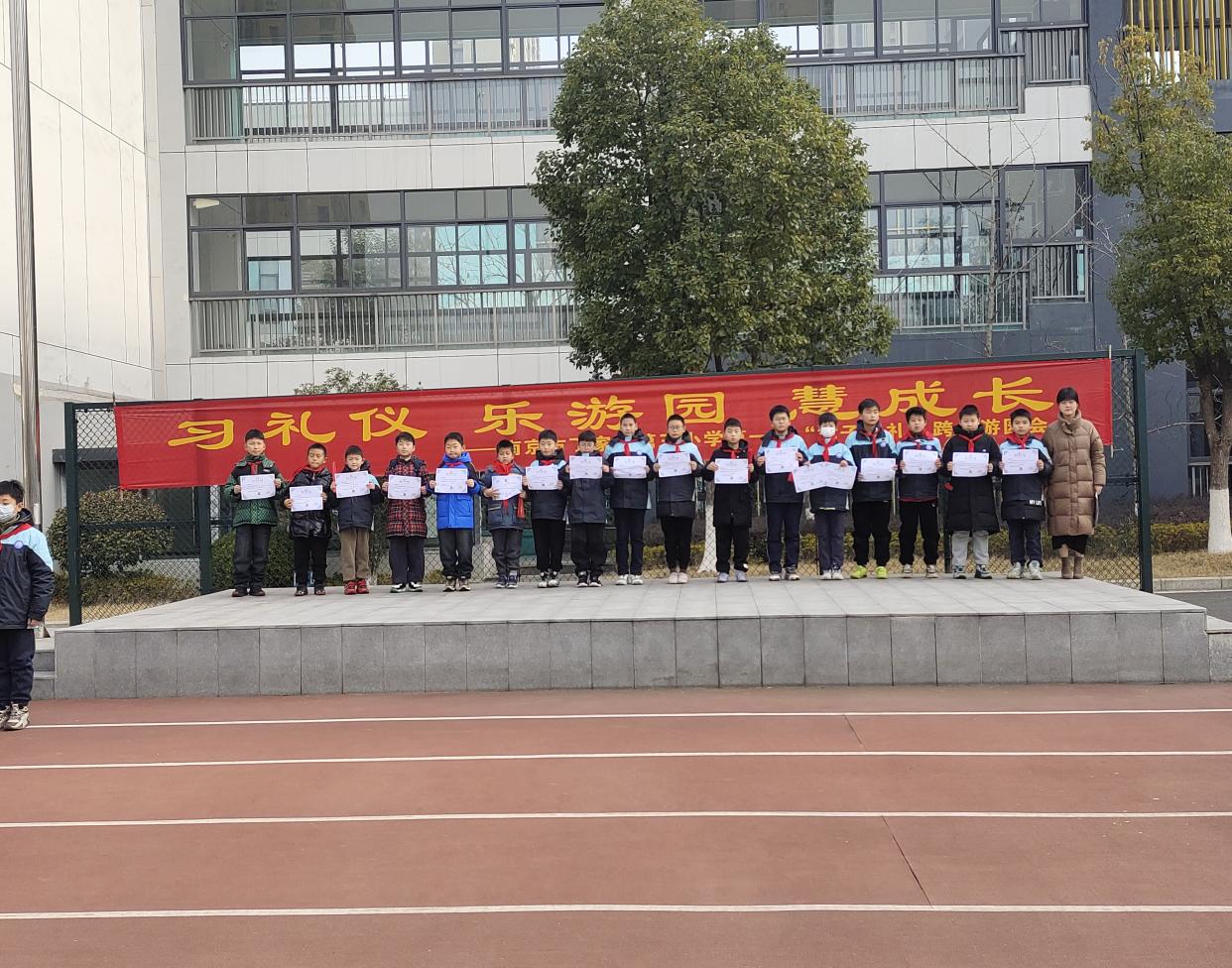 【正学丁三·德育】“迎新年 树新风 促和谐”——丁家庄第三小学第十八周升旗仪式_html_m4b7d548.jpg
