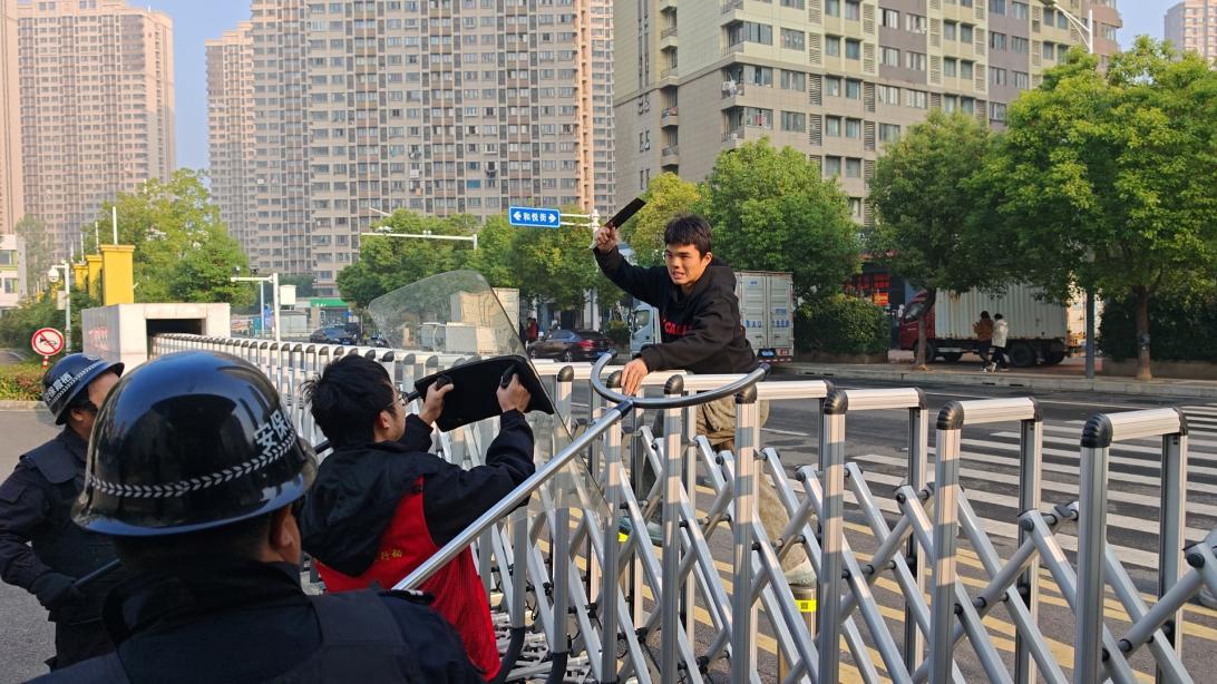 【正学丁三·后勤】筑牢安全防线，提升应急能力——南京市丁家庄第三小学安全防暴演练_html_377acda7.jpg