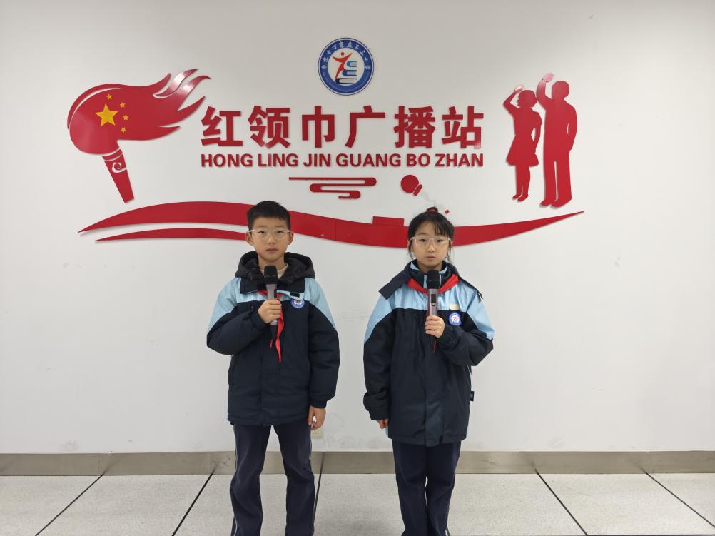 【正学丁三·德育】“宪法守护，童心筑梦”——南京市丁家庄第三小学宪法教育主题升旗仪式侧记_html_m43cfedb0.jpg