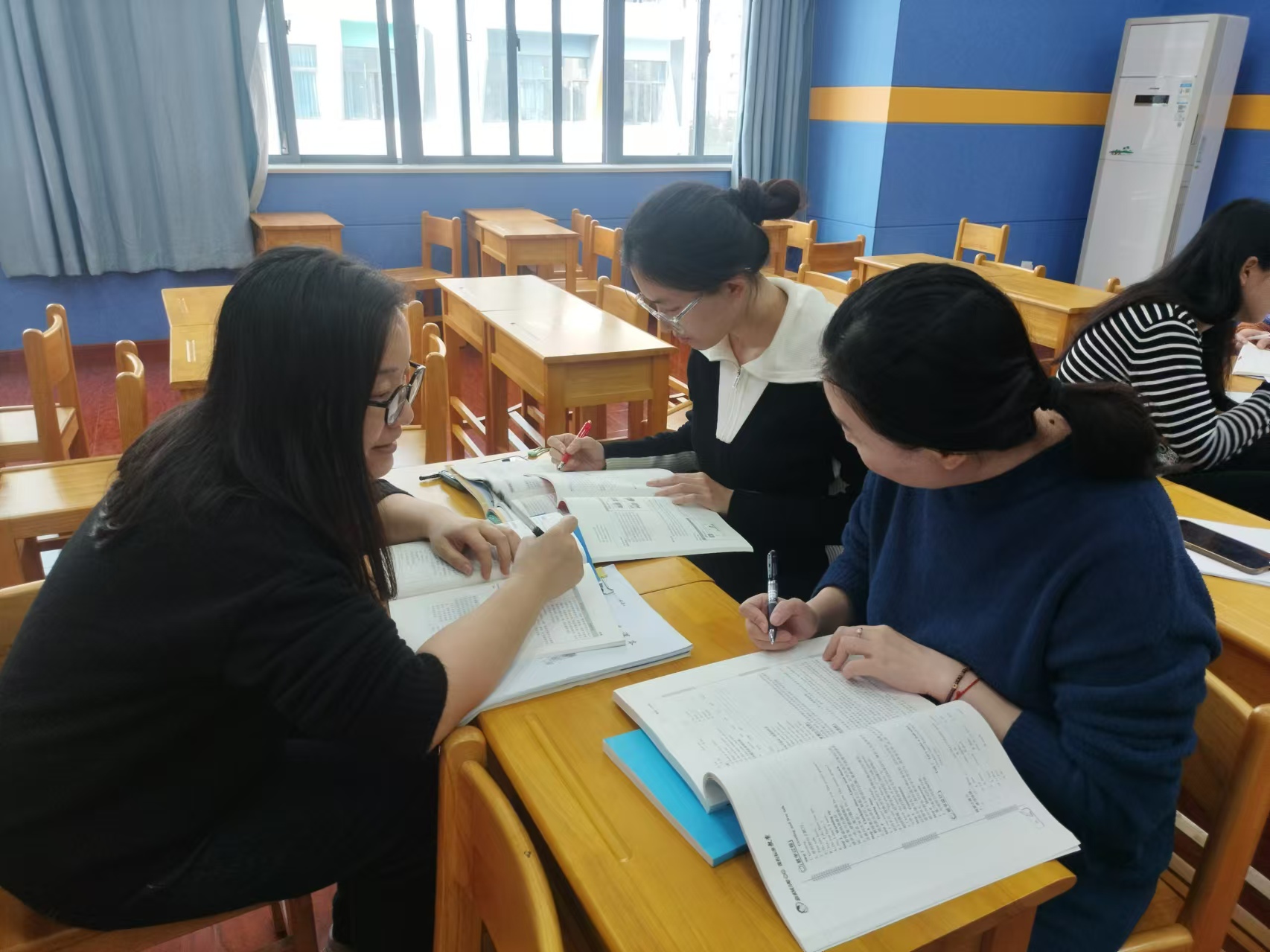 【正学丁三•教学】研读新教材 赋能共成长——南京市丁家庄第三小学英语组校本主题理论学习活动（三）_html_71e69072.jpg