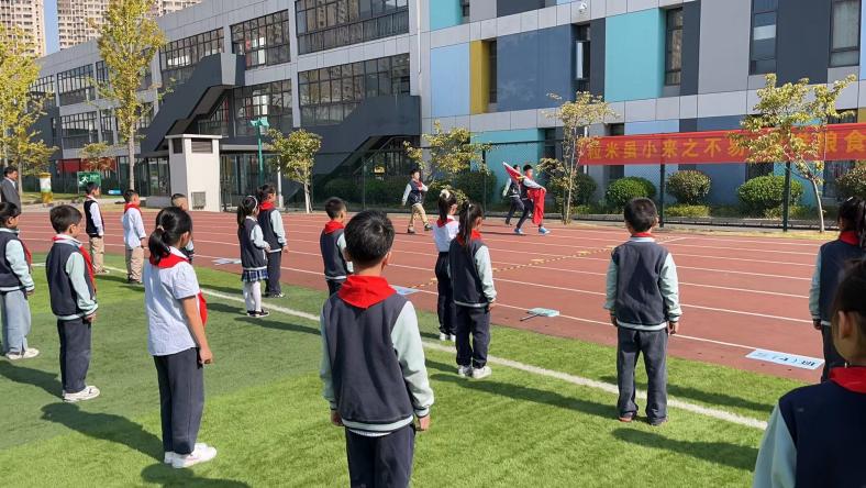 【正学丁三·德育】注重仪容仪表，崇尚文明风貌——南京市丁家庄第三小学第七周仪表之礼主题升旗仪式侧记_html_m3ee25d9.jpg