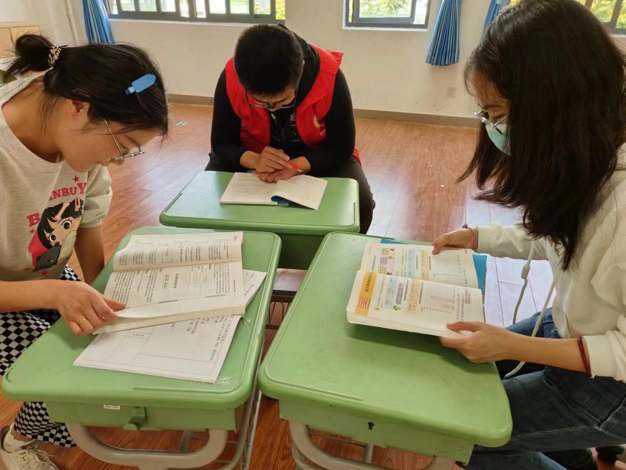 数学组第七周集体备课活动侧记(1)_html_1f2f7c27.jpg
