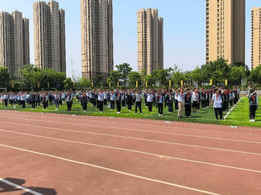 5.26二3、4班升旗仪式报道_html_m6a2ff4da.jpg