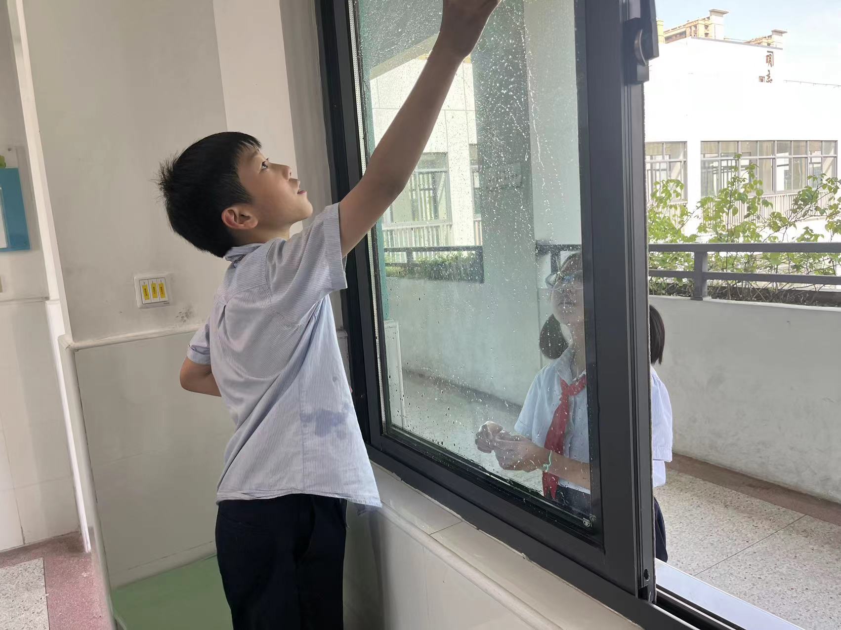 【正学丁三·德育】家校合作齐打扫，美丽校园飘清香_html_58458360.jpg