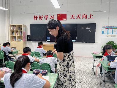 【正学丁三】学习身边榜样 激发奋进力量——南京市丁家庄第三小学榜样教师宣传活动侧记（三）_html_44c0ac86.jpg