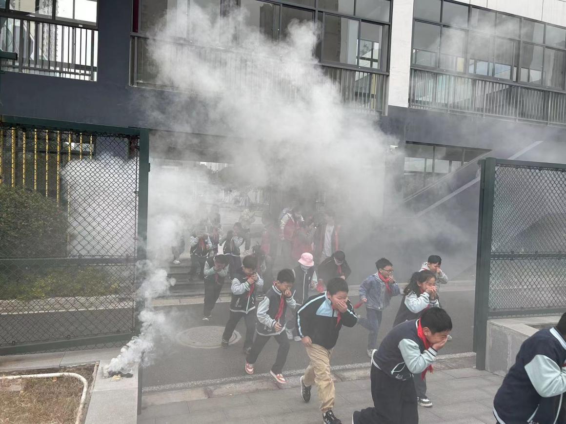 “开展消防演练 筑牢安全防线”(1)_html_d7f972d.jpg