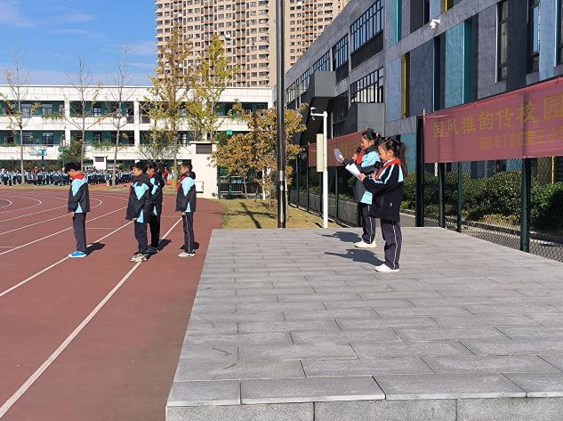 第十周升旗仪式报道_html_1da850d4.jpg