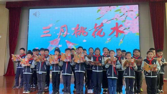 诵华美篇章 展书香校园(1)_html_4c66e33f.jpg