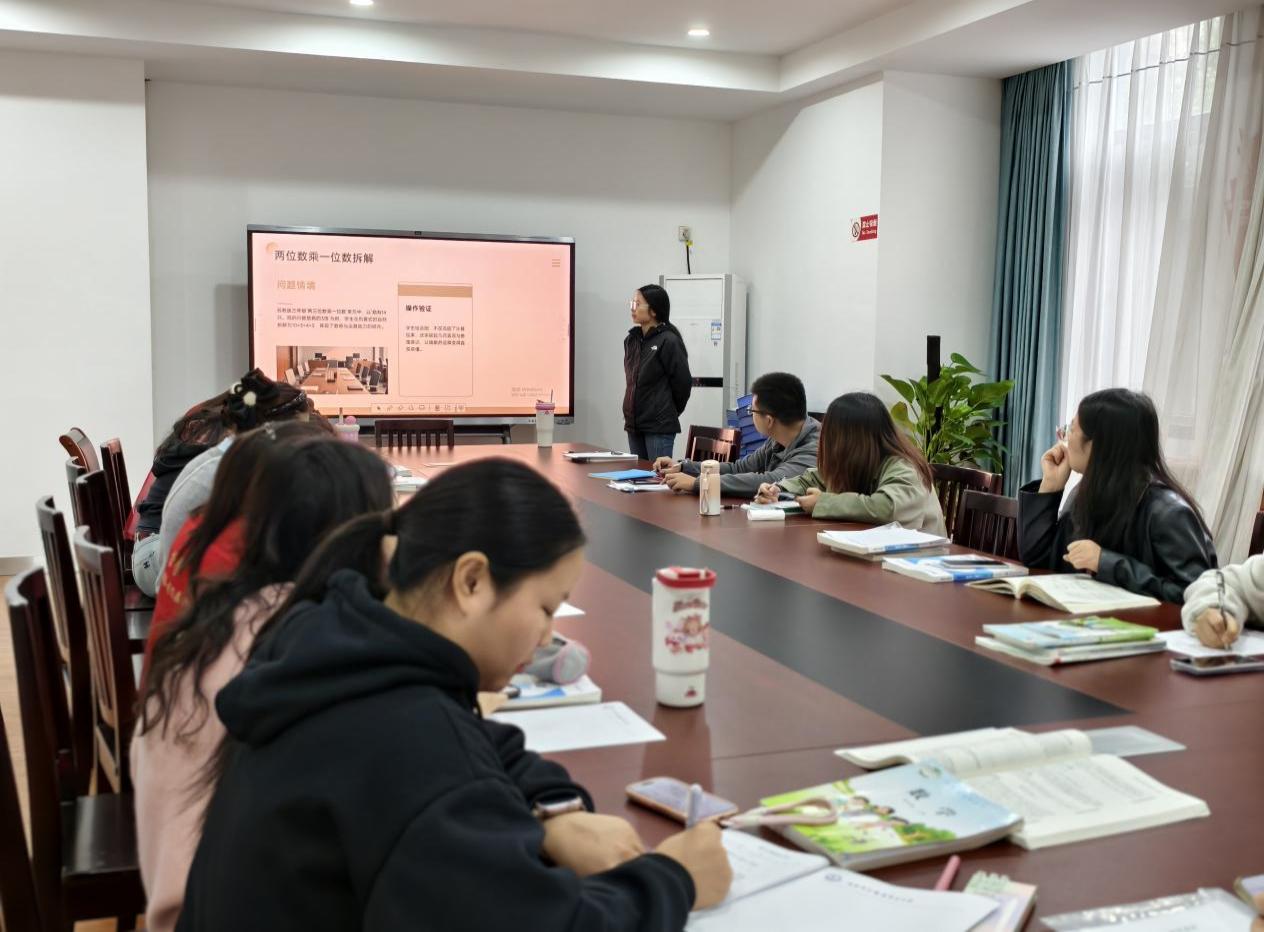 10.30数学组第五次集体备课活动侧记_html_7cc8cfbf.jpg