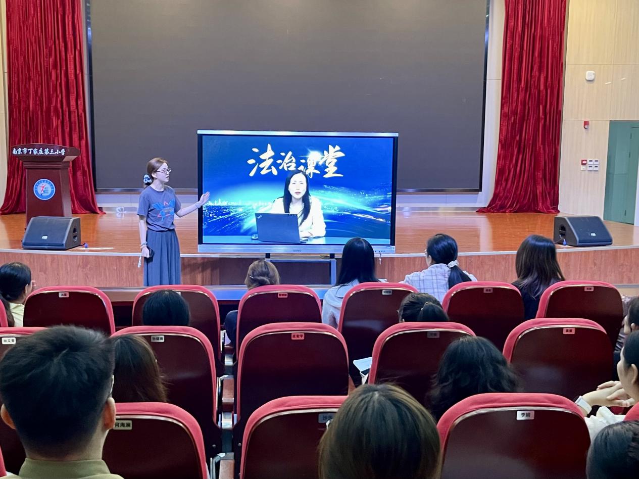 【正学丁三·德育】学习法治宣传教育法  弘扬社会主义法治精神_html_ma748d52.jpg