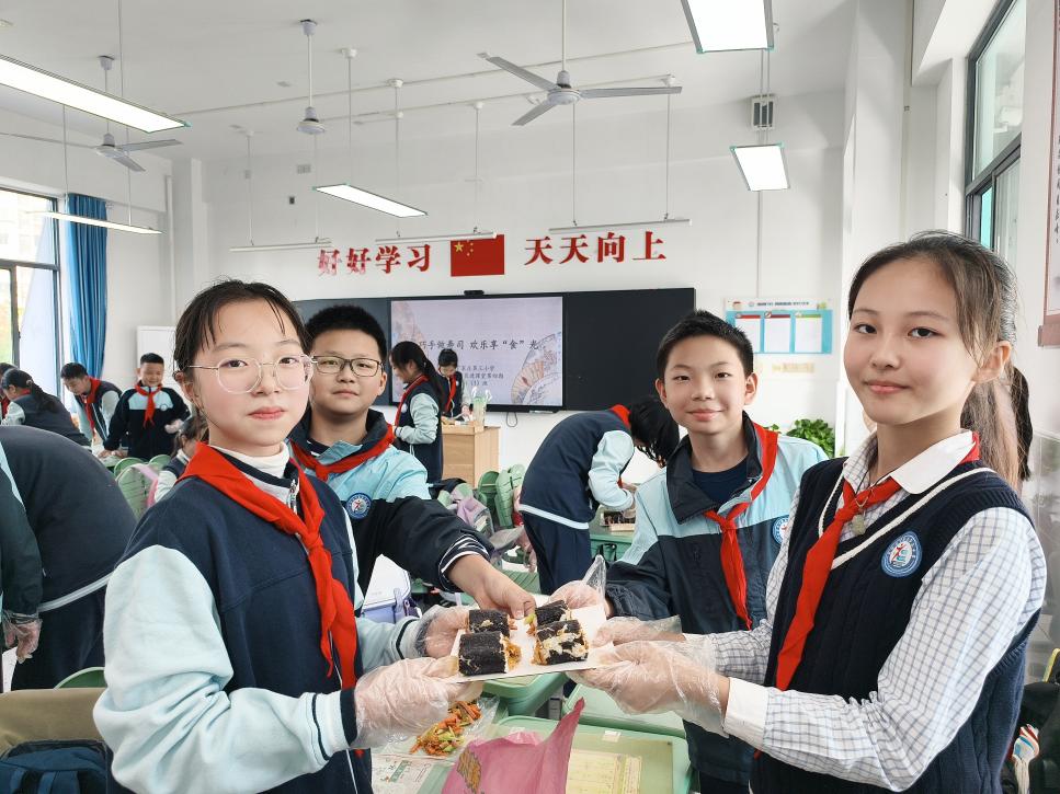 【正学丁三】巧手做寿司，欢乐享“食”光——丁家庄第三小学魅力家长进校园第四期活动_html_m1f2ed870.jpg