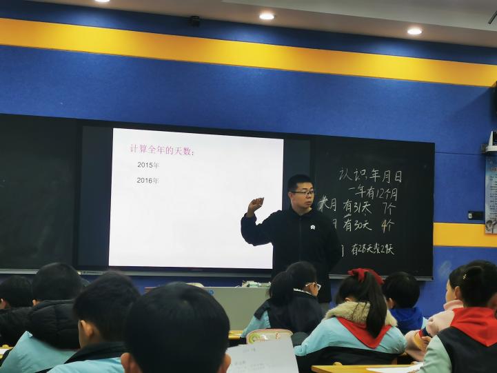 3.22中年级段数学赛课新闻稿(1)_html_127d58aa.jpg
