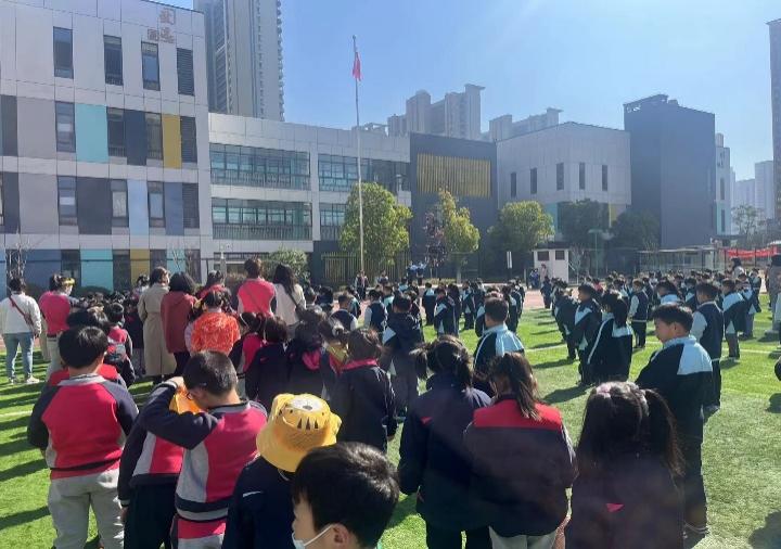 3.13迈幼三园大班参观丁三小学活动侧记_html_m3525df0e.jpg