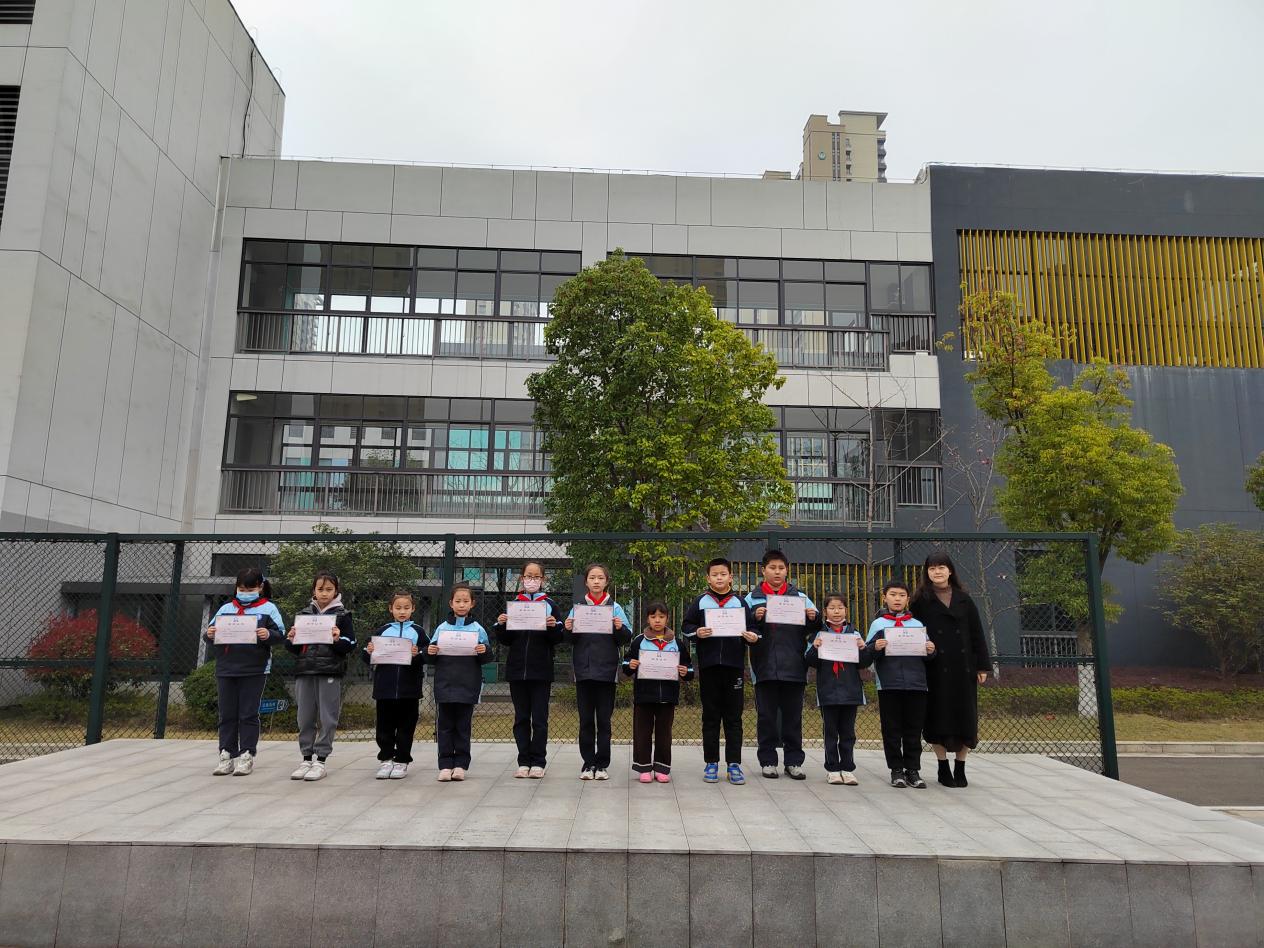 3月20日学习游览之礼，争做阳光少年升旗仪式报道_html_7520b5bd.jpg