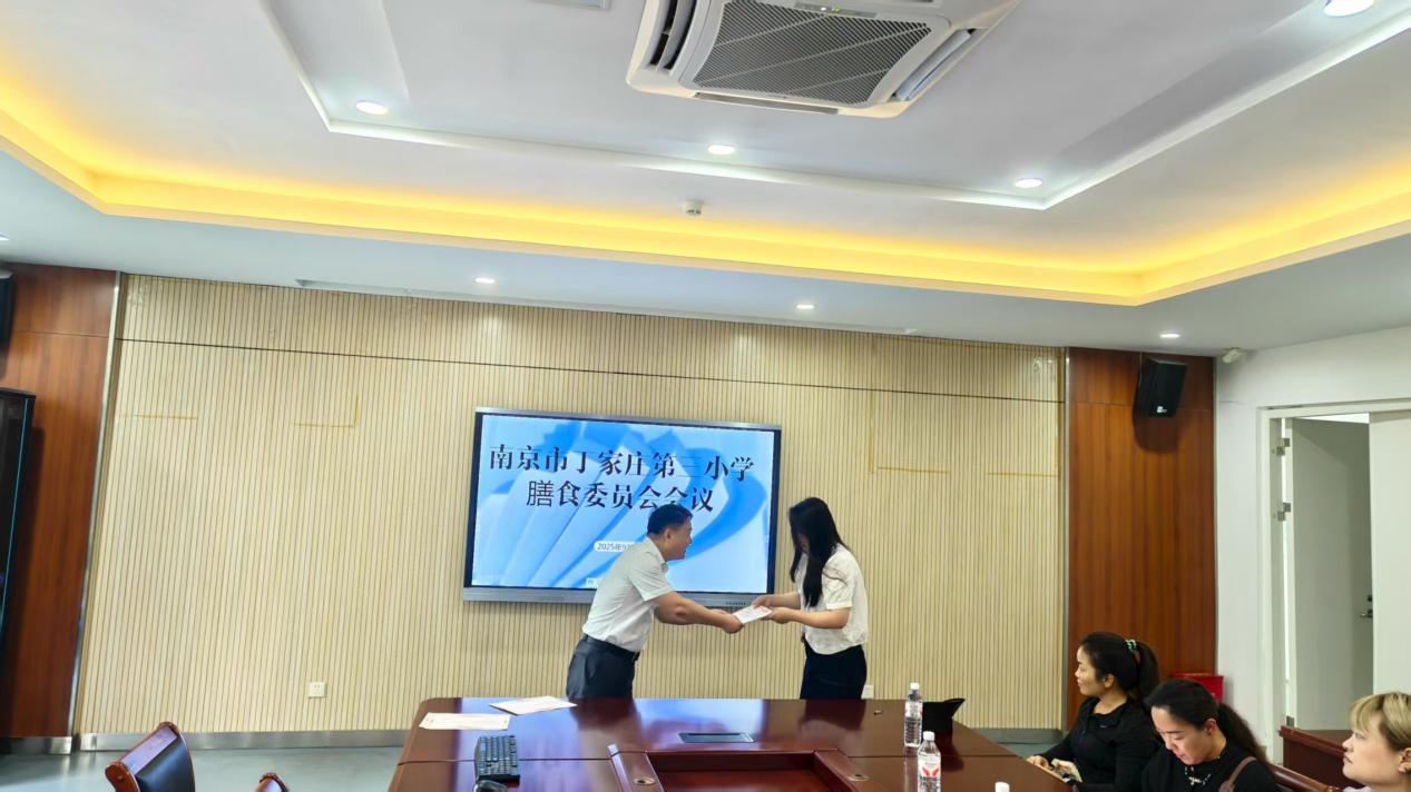 1_【正学丁三·后勤】舌尖上的安全，我们一同守护——南京市丁家庄第三小学组织召开膳委会活动侧记_html_m7b6f62bf.jpg