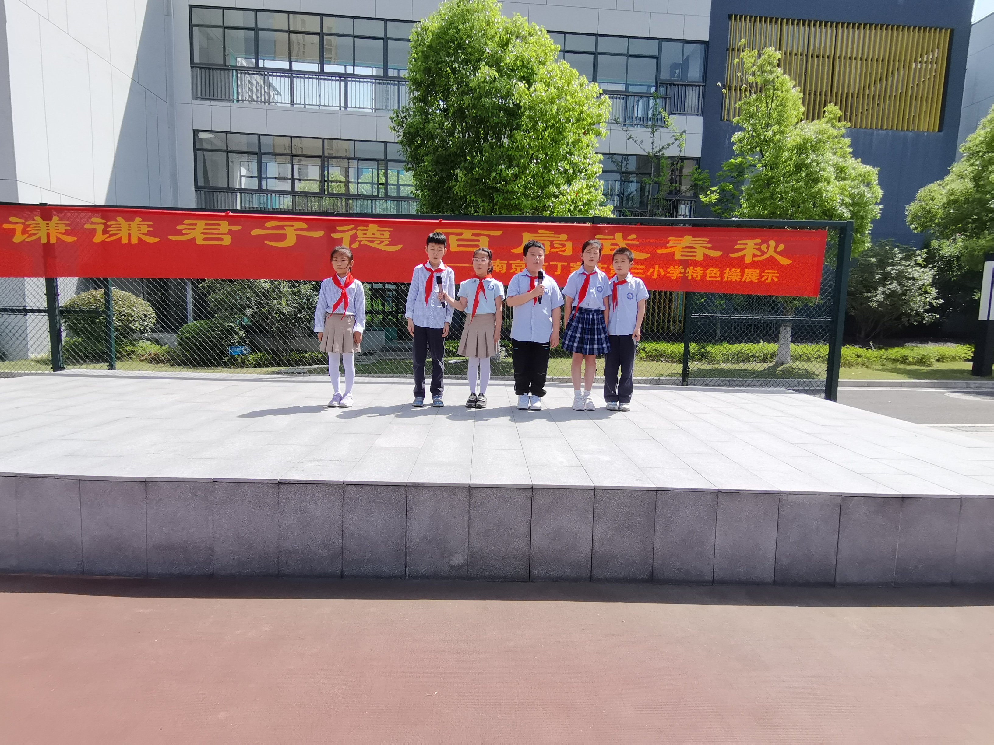 升旗仪式报道 (2)_html_6f27a51a.jpg