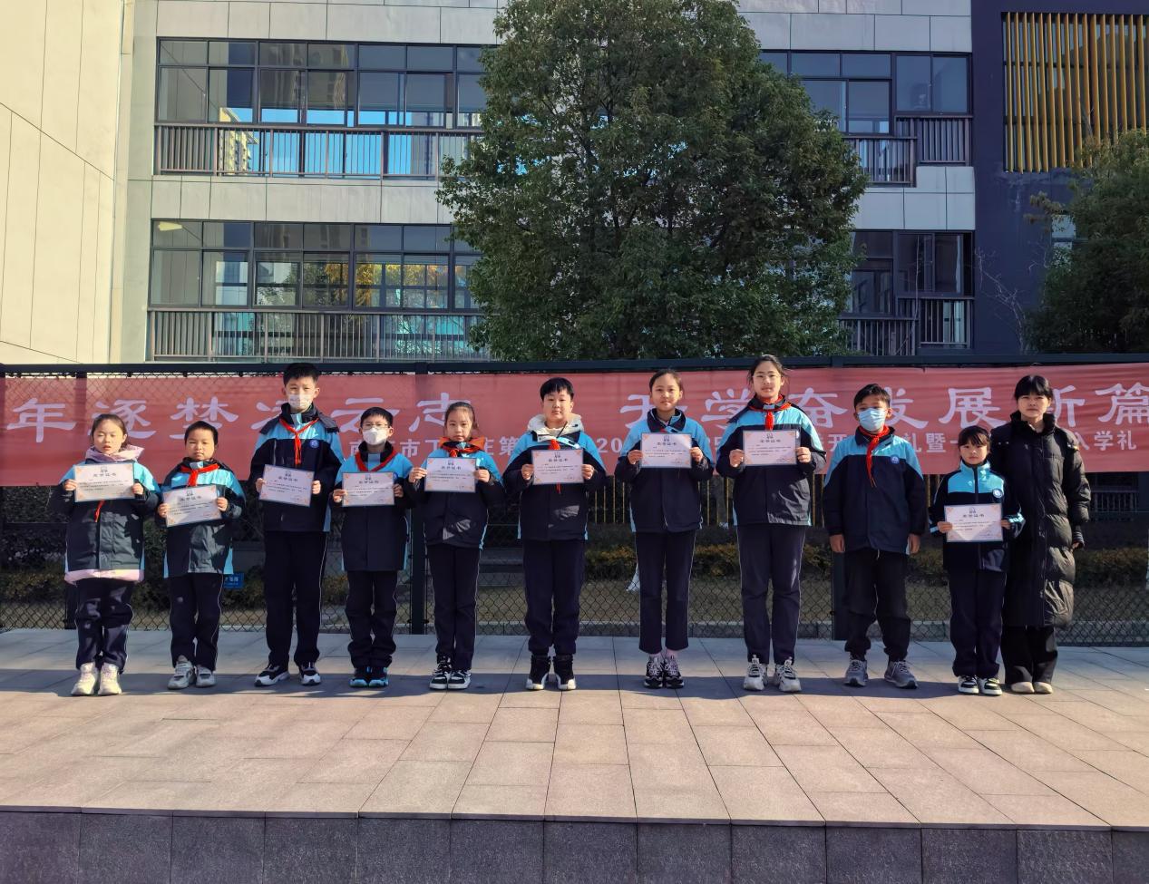 丁家庄第三小学第十七周待人之礼主题升旗仪式侧记_html_m10705bde.jpg