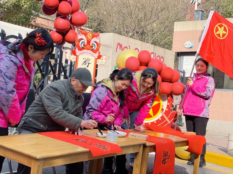 翰墨飘香送祝福 情暖园区喜迎春_html_m130ed89e.jpg