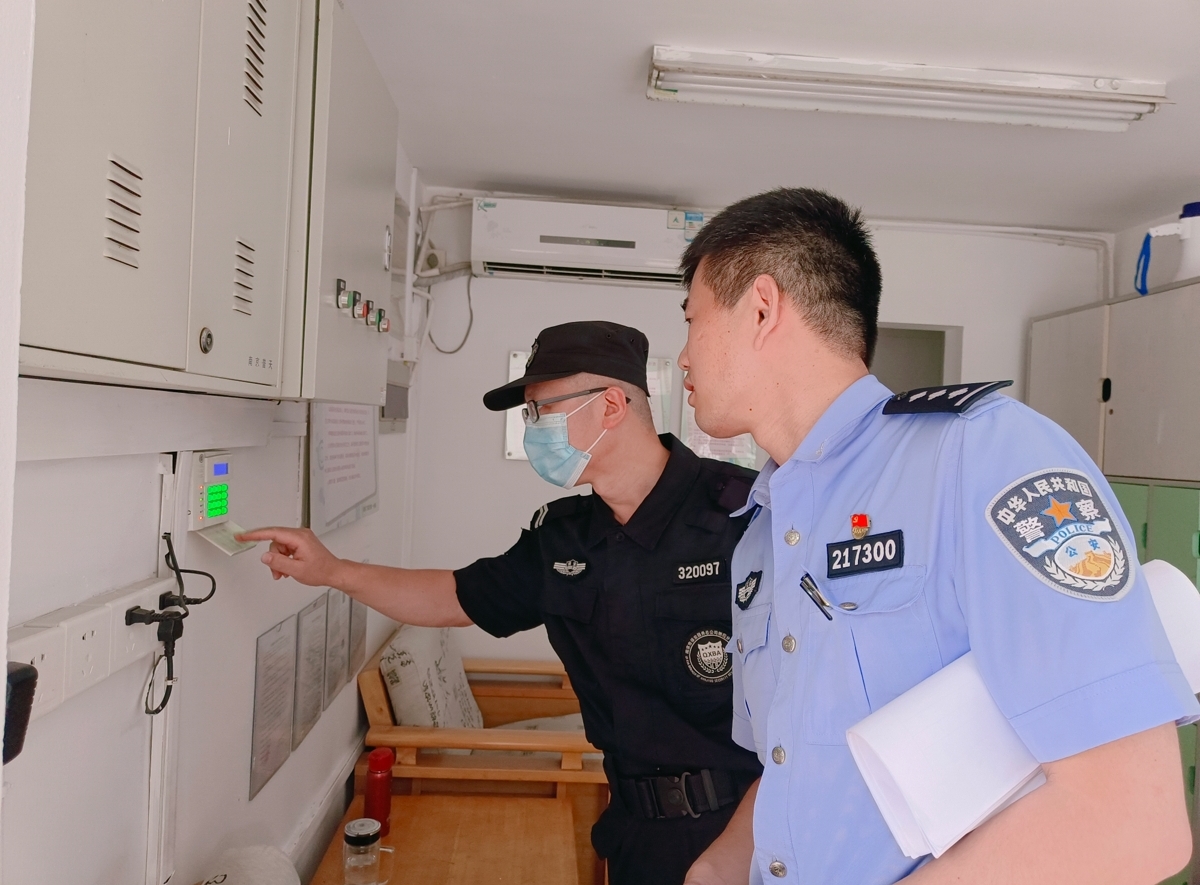 （生命迈幼.安全第一）迎联合检查 促安全防范 ——记迈幼一园迎栖霞区校园安全联合检查(1)_html_2cb0ea78.jpg