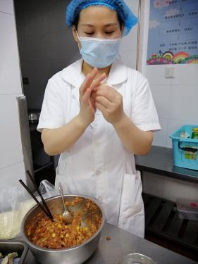 【生命迈幼.安全第一】“丰富膳食 快乐饺子”_html_mabe855d.jpg