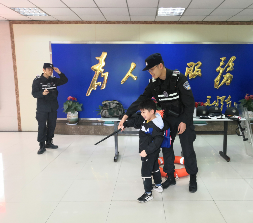 2021.4.22 刘莲 走进特警队，感受特警风采_html_m171a5d1f.png