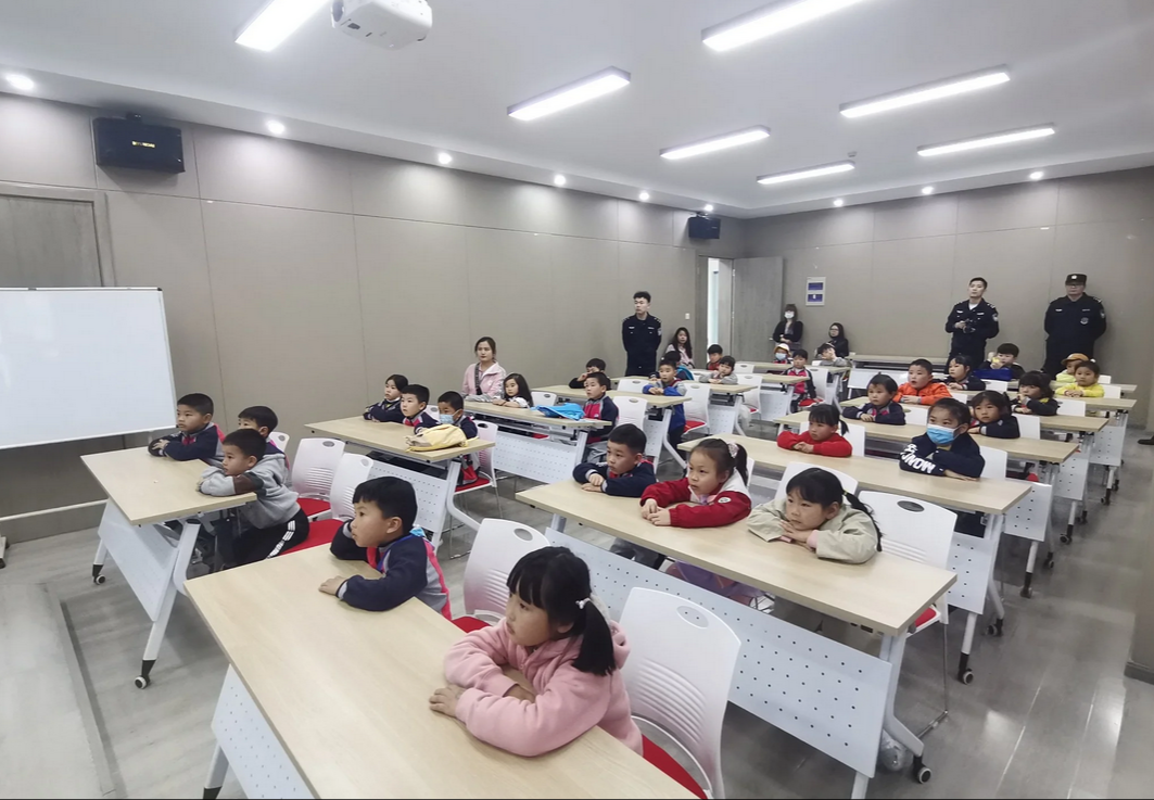 2021.4.22 刘莲 走进特警队，感受特警风采_html_m8d7c7c7.png