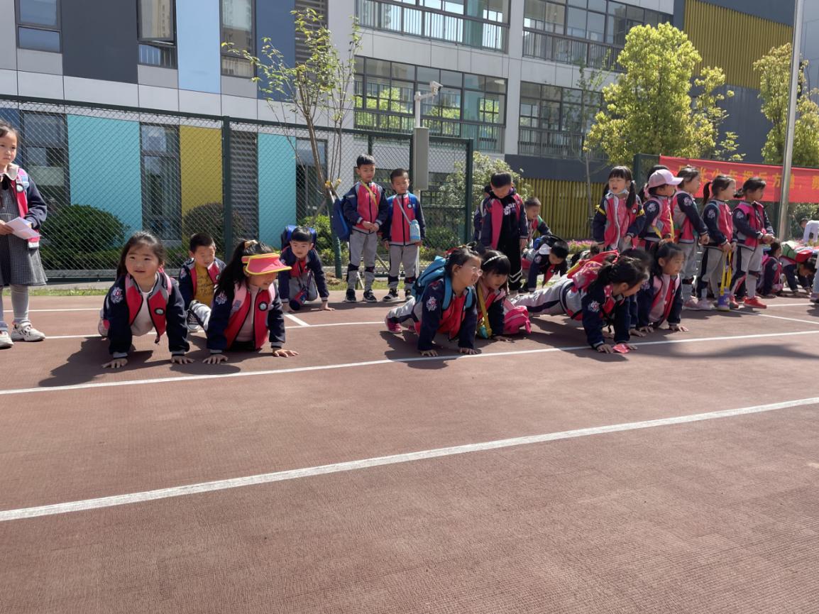 参观小学新闻稿(1)_html_333674ff.jpg
