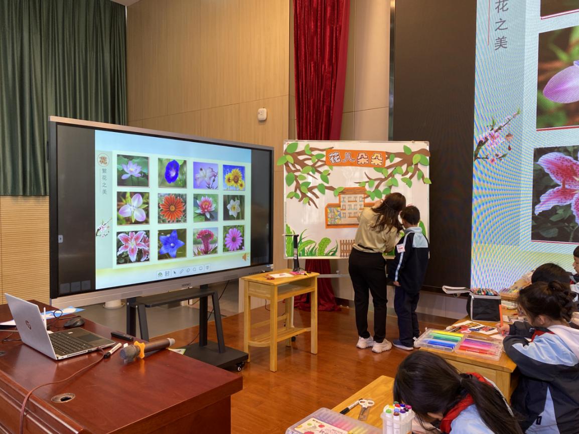 参观小学新闻稿(1)_html_1d9377cd.jpg