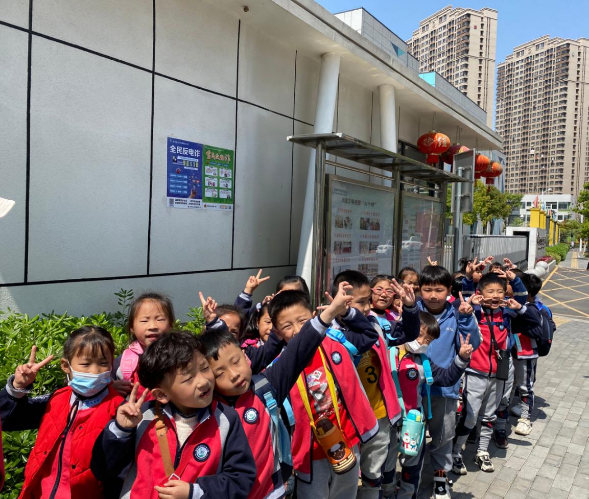 参观小学新闻稿(1)_html_m1f2137c5.jpg