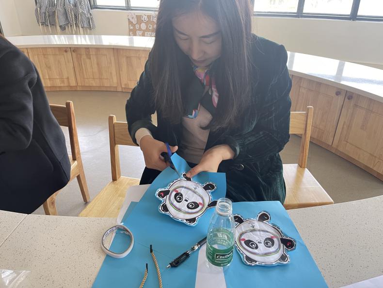 【生命迈幼·教师风采】“巧手展风采，共燃冬奥情”——迈幼嘉誉山园保育员冬奥主题手工制作评比_html_1dfd7e3c.jpg