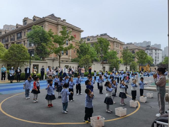 史秋梅【生命迈幼·花样童年】家园同行，见证成长(1)_html_540cd072.jpg