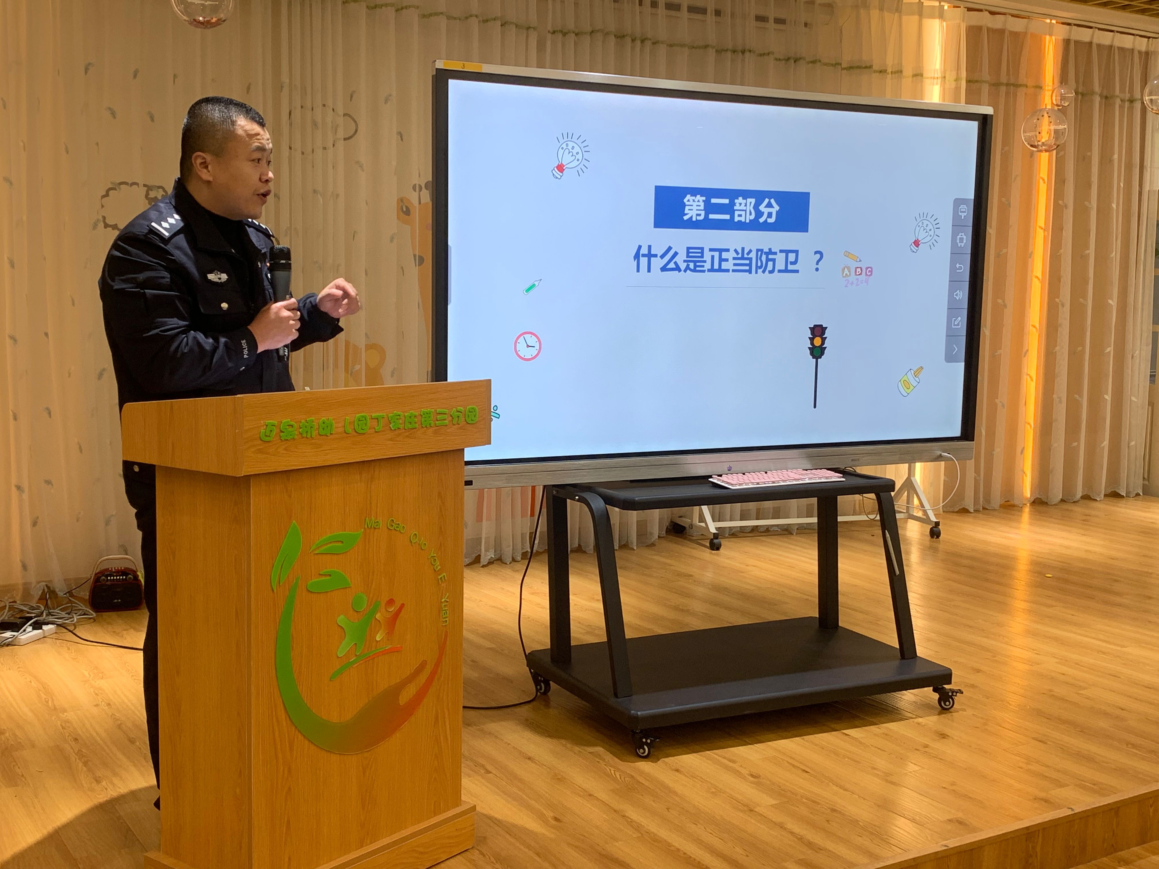 11.22法制进校园(2)_html_1d8a346e.jpg