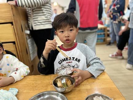 【生命迈幼·校园新闻】“心”相遇“爱”相伴——迈幼一园中班家长开放日活动_html_bef5bed.jpg