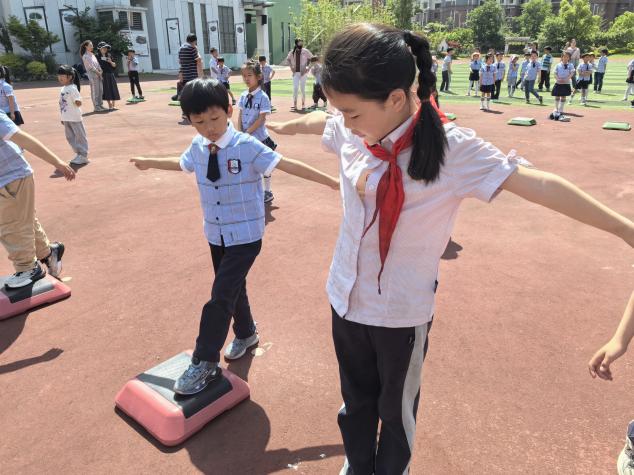 【生命迈幼 幼小衔接】深度体验·走进小学课堂 ——迈幼三园大班第二次参观小学_html_7c1896bd.jpg