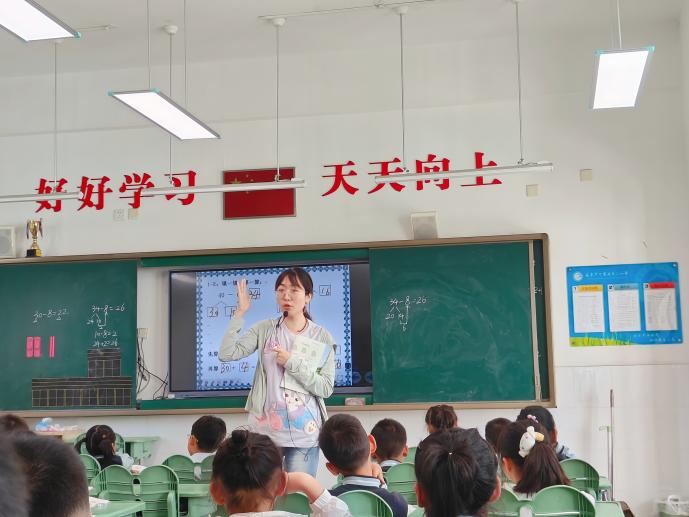 【生命迈幼 幼小衔接】深度体验·走进小学课堂 ——迈幼三园大班第二次参观小学_html_79aeab32.jpg